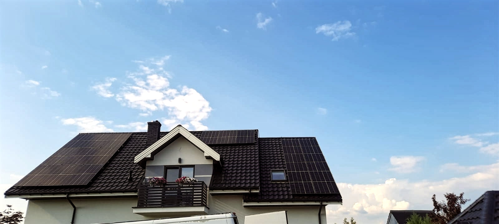 Widok na kompletną instalację fotowoltaiczną na dachu skośnym domu jednorodzinnego w Płocku, realizowaną przez SOLAND.
