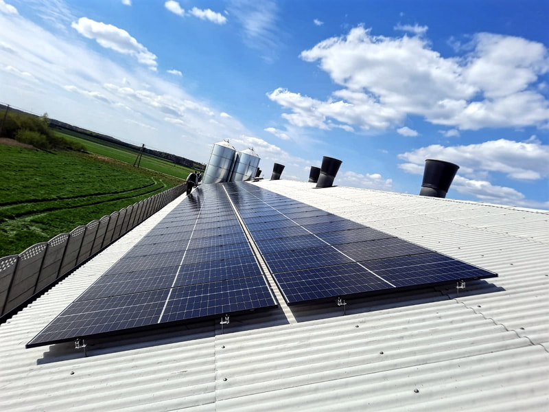 Boczny widok dużej instalacji fotowoltaicznej wykonanej przez SOLAND na dachu magazynu w Płocku, podkreślający skalę projektu i ekspertyzę firmy w implementacji rozwiązań energetycznych dla przedsiębiorstw.