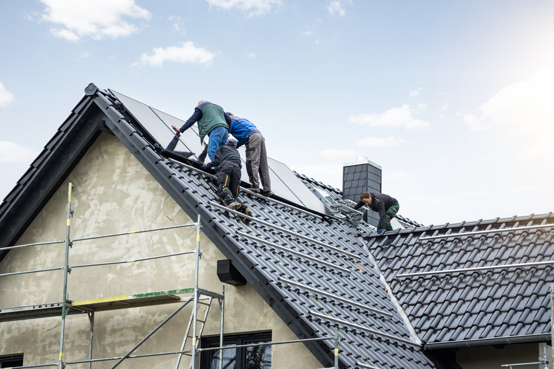 Zespół firmy SOLAND podczas montażu paneli fotowoltaicznych na dachu budynku w Płocku.